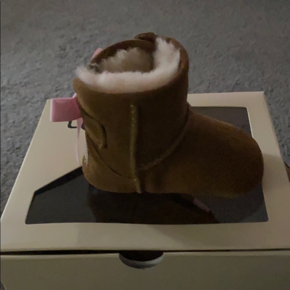 Chestnut UGG with pink bow 🎀 INFANT
